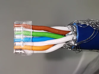 cliquer pour zoomer 940545-K05 3. Avancez le peigne à l'extrémité des fils pour un bon guidage à l'insertion.