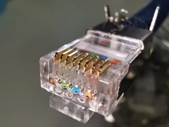 cliquer pour zoomer 940545-K05 4. Insérez le peigne et les fils dans le connecteur, les fils doivent être visibles sous les contacts.