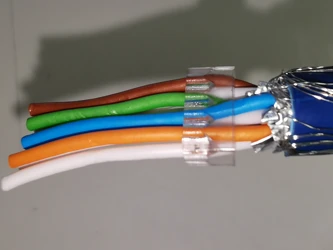 cliquer pour zoomer 940545-K05 1a. Insérez les fils en respectant le code couleur T568B. Vue recto (fils couleur)