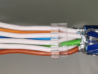 cliquer pour zoomer 940545-K05 1b. Insérez les fils en respectant le code couleur T568B. Vue verso (fils blanc)