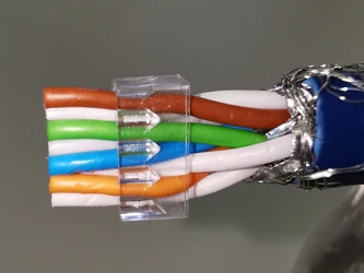 cliquer pour zoomer 940545-K05 2. Le peigne enfilé à fond coupez les fils à 5mm du bord du peigne.