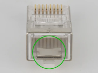 940433-K05 Veiller à ce que le blindage du câble soit en contact avec la languette de masse du connecteur