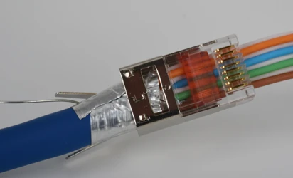 940544-K05 Peigne enfilé dans le connecteur avec fils traverants